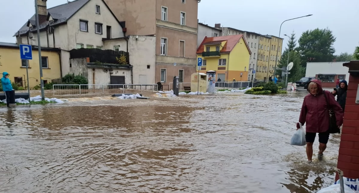 Wiôlgô wòda doszła m.jin. do Kamianë Górë. Òdj. Michôł Wachsmann