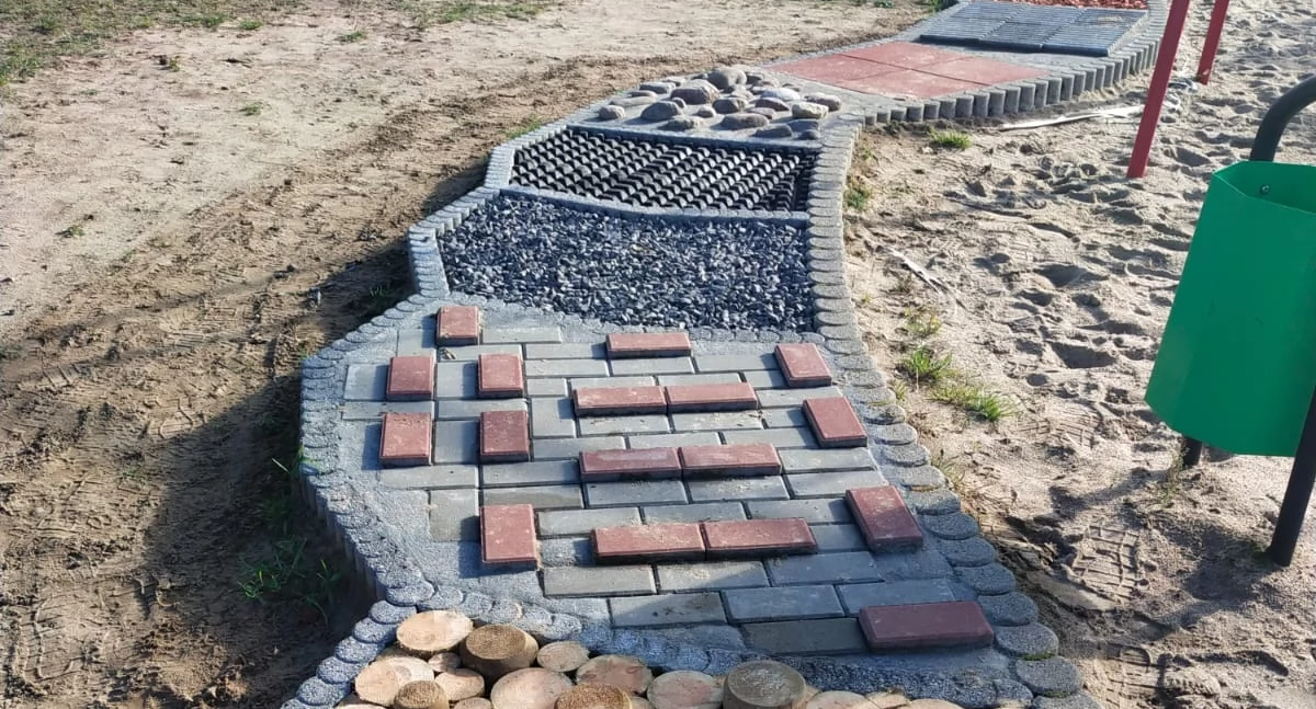 W 2022 r. z Òbëwatelsczégò Bùdżetu òstôł zrealizowóny m.jin. projekt „Place zabaw dla wszystkich – budowa 5 ścieżek sensorycznych w Chwaszczynie”. Òdj. Jack Fópka