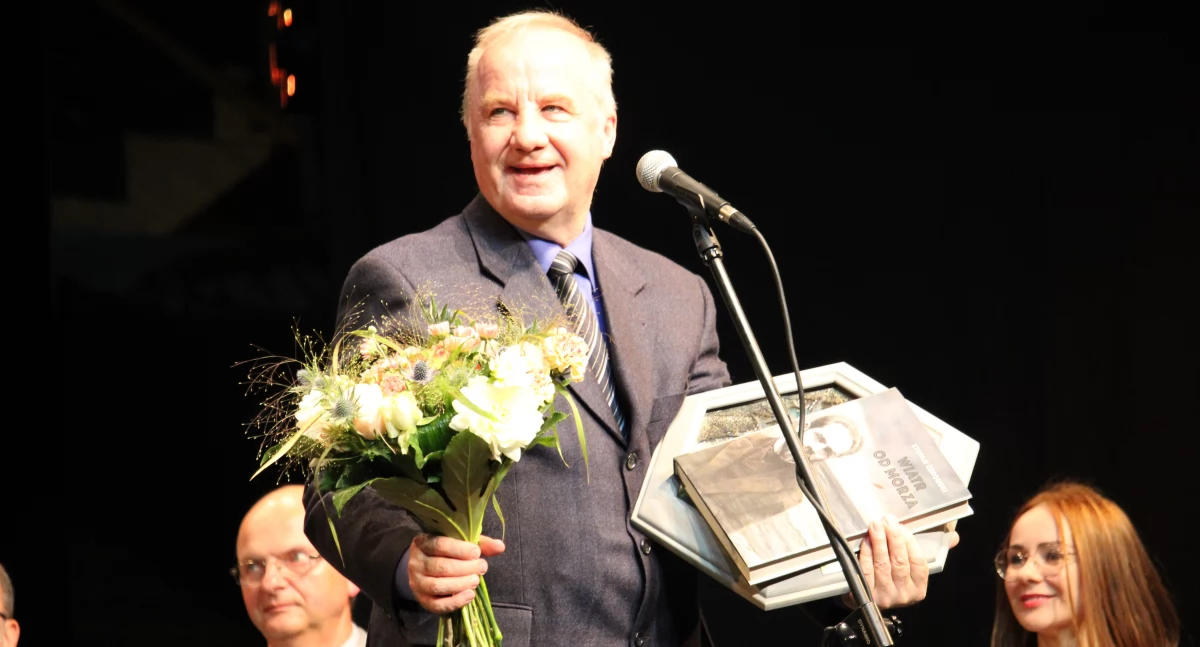 Pierszim dobiwcą Kaszëbsczi Lëteracczi Nôdgrodë béł S. Janka. W piątk 18.10 pòznómë latoségò laùreata. Òdj. dm