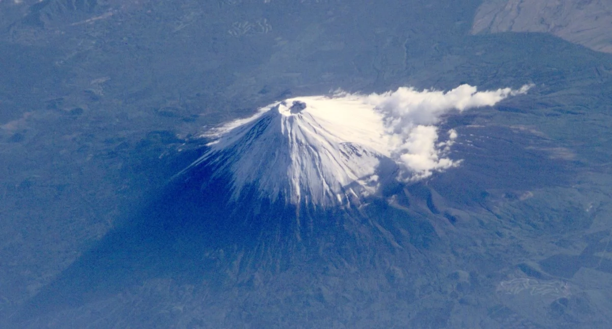 Góra Fuji widzónô z Midzënôrodny Kòsmiczny Stacje. Autorstwa http://eol.jsc.nasa.gov/scripts/sseop/photo.pl?mission=ISS002&roll=E&frame=6971, Domena publiczna, https://commons.wikimedia.org/w/index.php?curid=1395753