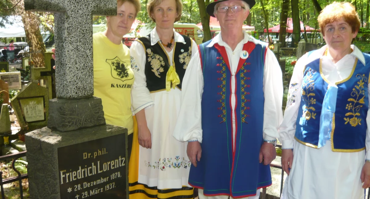 Kaszëbi pamiãtają ò Lorentzu. Na òdjimkù wizyta kòl jegò grobù òb czas Zjazdu Kaszëbów w Sopòce w 2012 r.