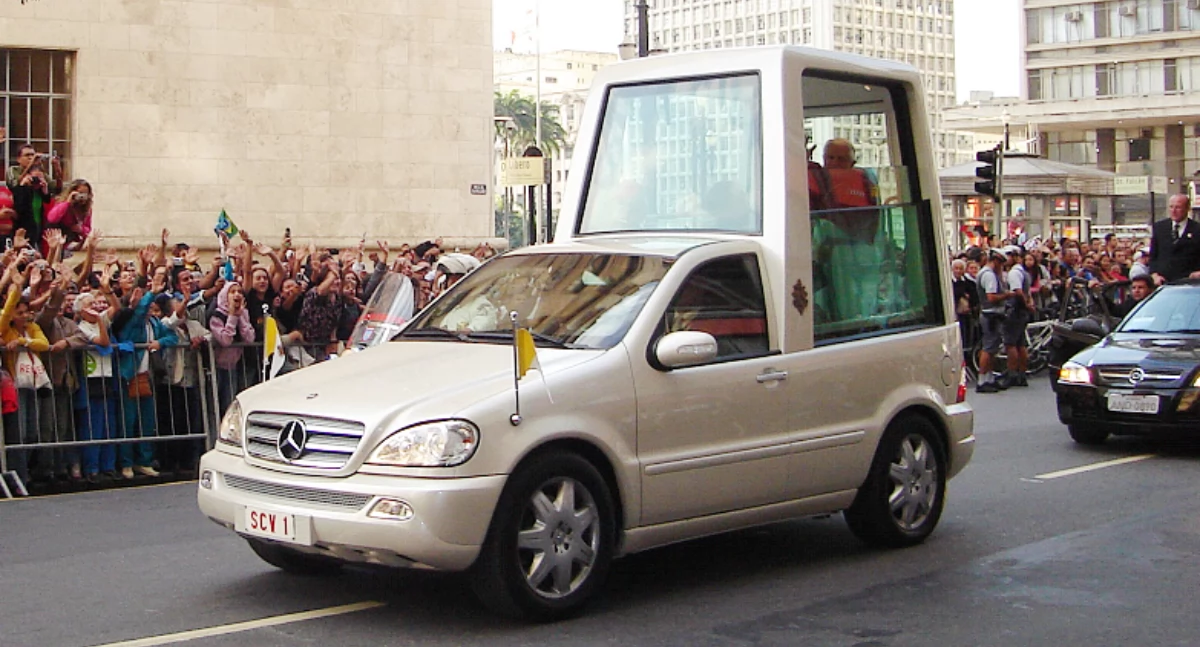 Papiéż Benedikt XVI w papamòbile Mercedes-Benz w 2007 r. Zdrzódło: https://commons.wikimedia.org/w/index.php?curid=2375662