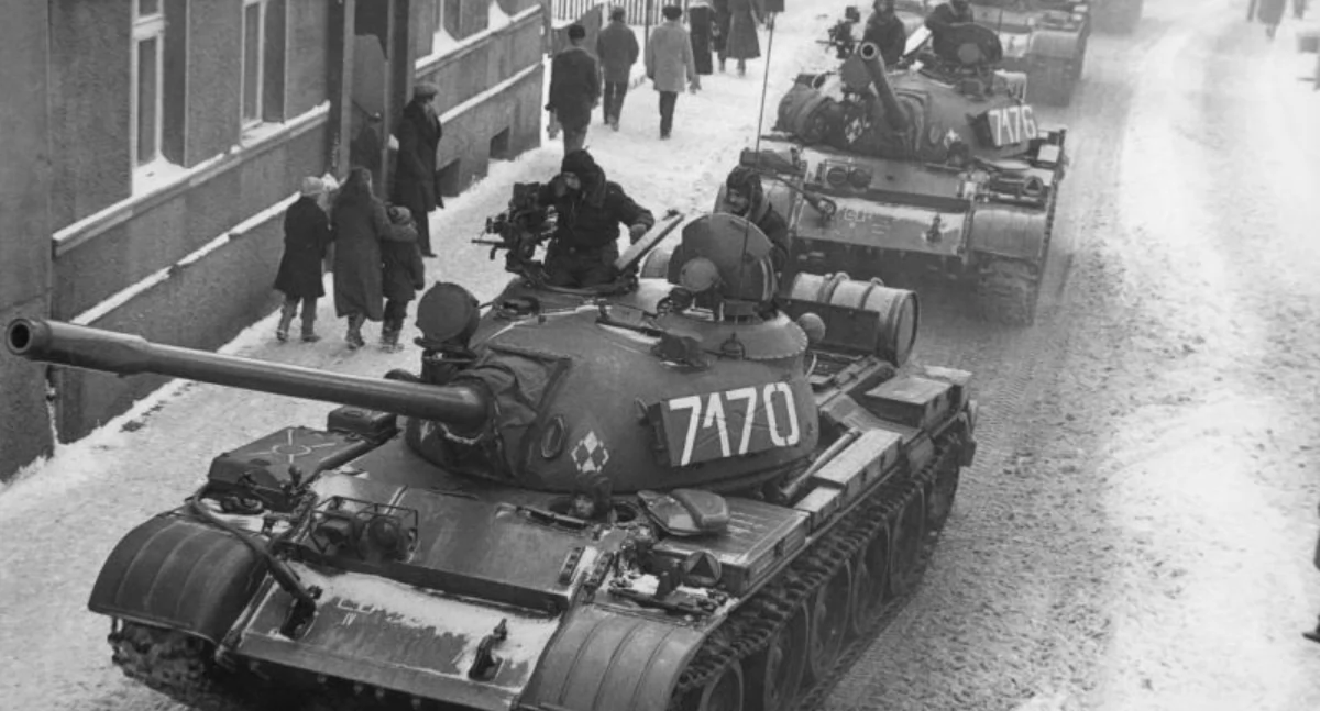 T-34 òb czas wòjnowégò ùstawù. J. Żołnierkiewicz - http://www.solidarnosc.gov.pl/index.php?document=48. Pùblicznô domena