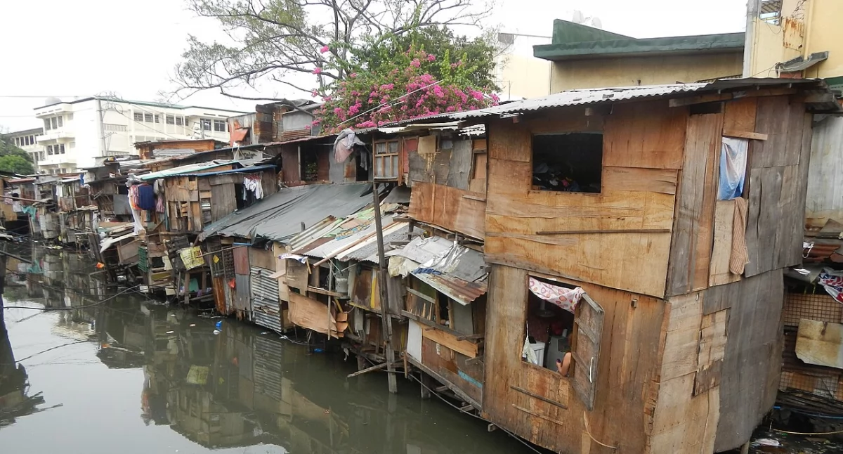 Pòzdrzatkòwi òdjimk. https://en.wikipedia.org/wiki/Slum#/media/File:09874jfCity_Rizal_Avenue_School_Manila_Streets_Landmarksfvf_07.JPG