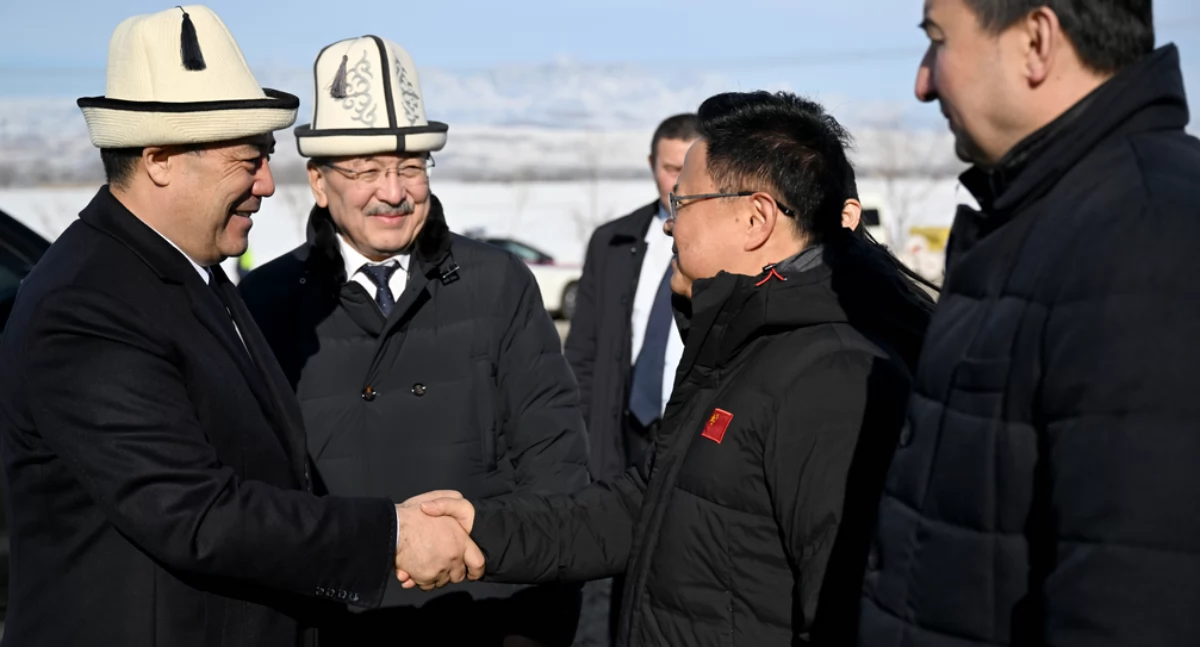 Pierszi z lewi prezydent Kirgistanu Sadir Dżaparow. Òdj. http://www.president.kg/ru