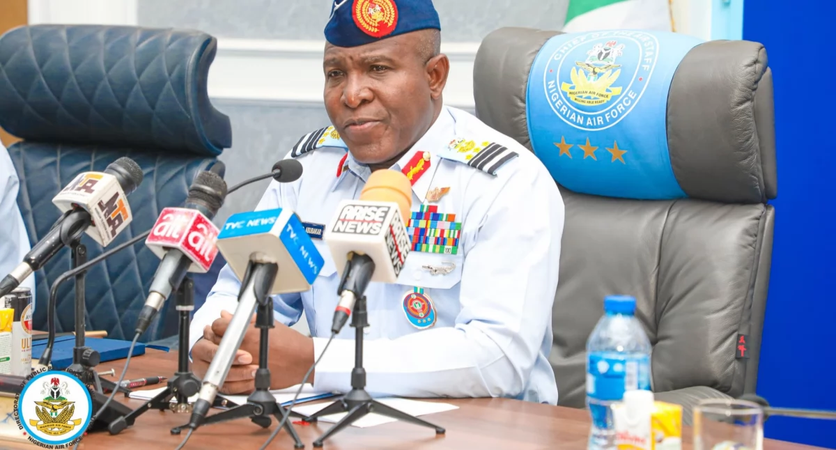 Rzecznik Nigerijsczich Lëftowëch Sëłów Olusola Akinboyewa. Òdj. x.com Nigerian Air Force