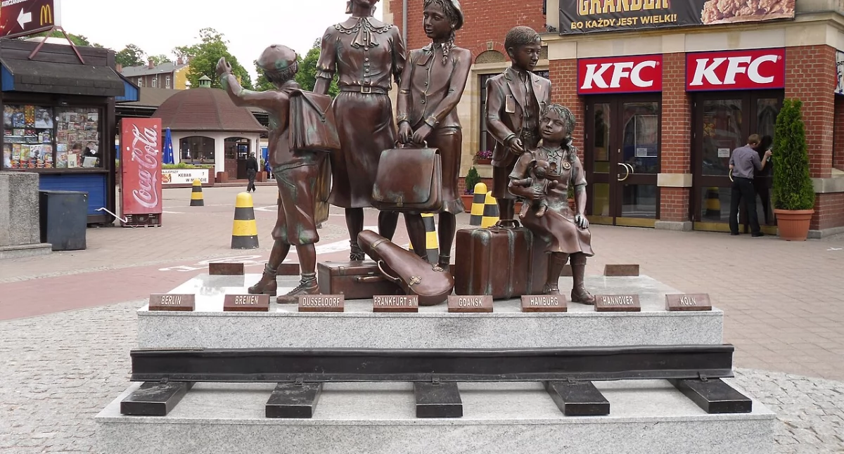 Pòmnik kindertranspòrtów we Gduńskù. https://pl.wikipedia.org/wiki/Pomnik_Kindertransport%C3%B3w#/media/Plik:Gda%C5%84sk_G%C5%82%C3%B3wny_pomnik.JPG