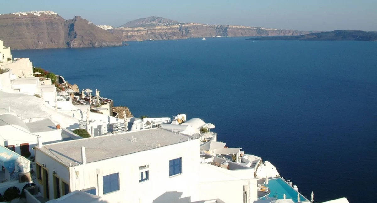 https://simple.wikipedia.org/wiki/Santorini#/media/File:Santorini_maisema.JPG