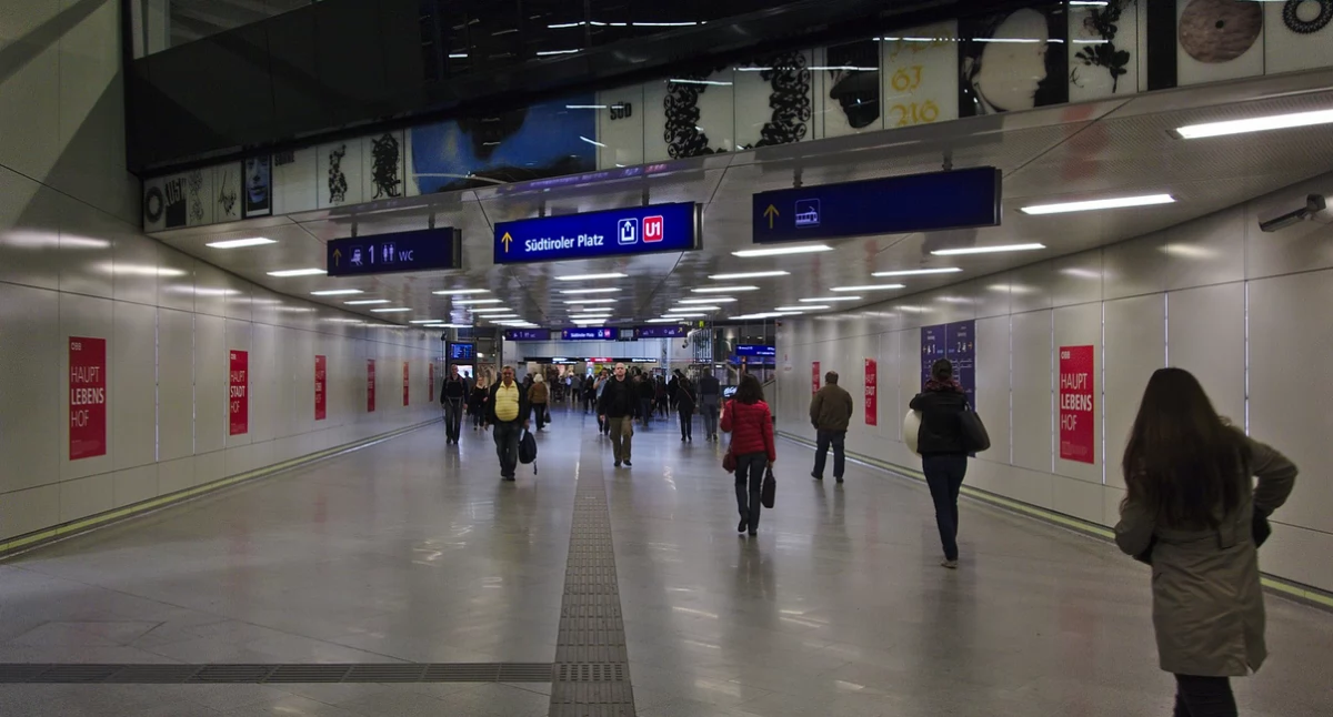 https://de.wikipedia.org/wiki/Wien_Hauptbahnhof#/media/Datei:Wien_Hauptbahnhof,_2014-10-14_(40).jpg
