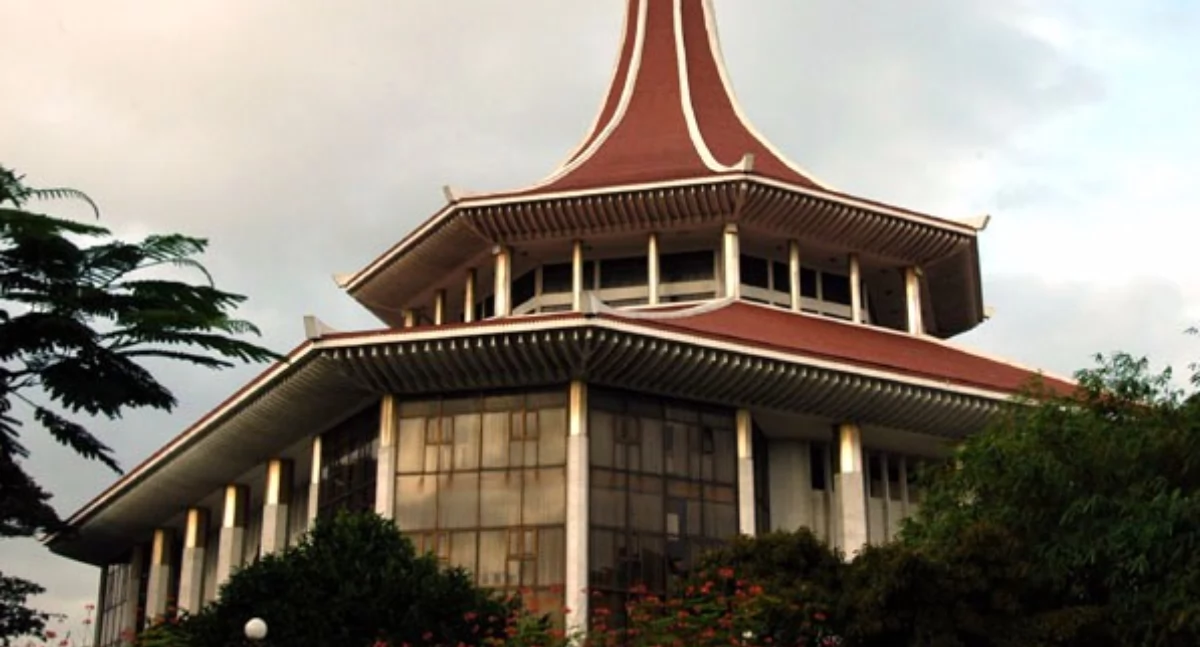Bùdink Nôwëższégò Sądu w Sri Lance. https://www.wikiwand.com/en/articles/Courts_of_Sri_Lanka#/media/File:Supreme_Court_Colombo.jpg