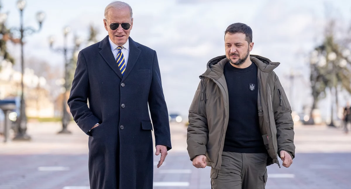 Joe Biden i Wòłodimir Zełeńsczi. https://pl.wikipedia.org/wiki/Wo%C5%82odymyr_Ze%C5%82enski#/media/Plik:Joe_Biden_visit_to_Kyiv_08.jpg
