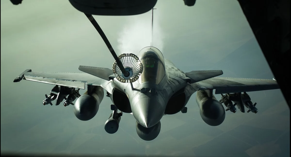 https://pl.wikipedia.org/wiki/Francuskie_Si%C5%82y_Zbrojne#/media/Plik:Rafale_receives_fuel_from_a_KC-10.jpg