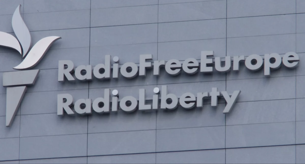 https://pl.wikipedia.org/wiki/Radio_Wolna_Europa#/media/Plik:RFE_RL_Logo_Prague.jpg
