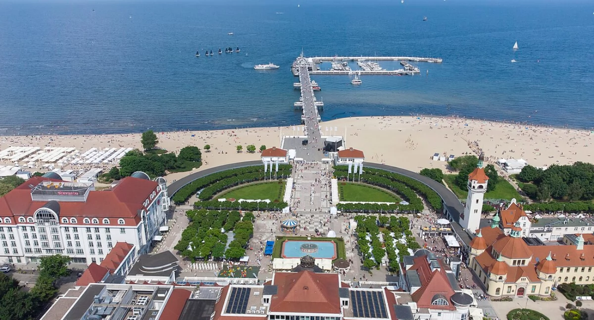 https://pl.wikipedia.org/wiki/Sopot#/media/Plik:Sopot_Molo_and_main_square_2024_aerial.jpg