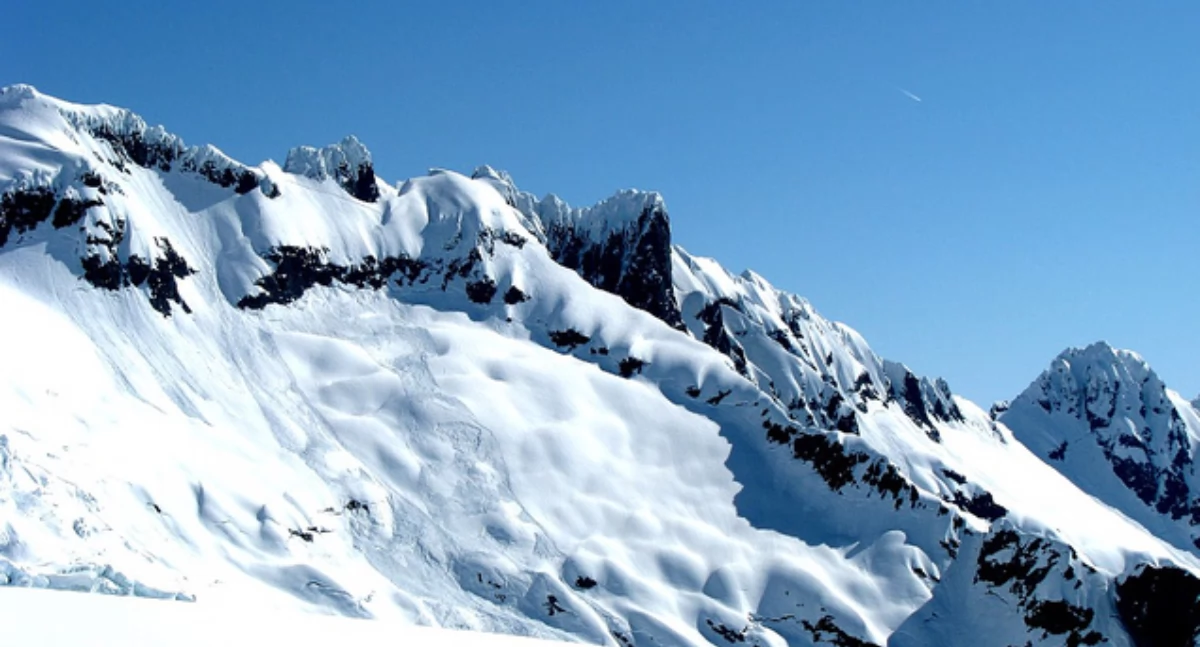 https://en.wikipedia.org/wiki/Avalanche#/media/File:Loose_snow_and_slab_avalanches_near_mt_shuksan.jpg