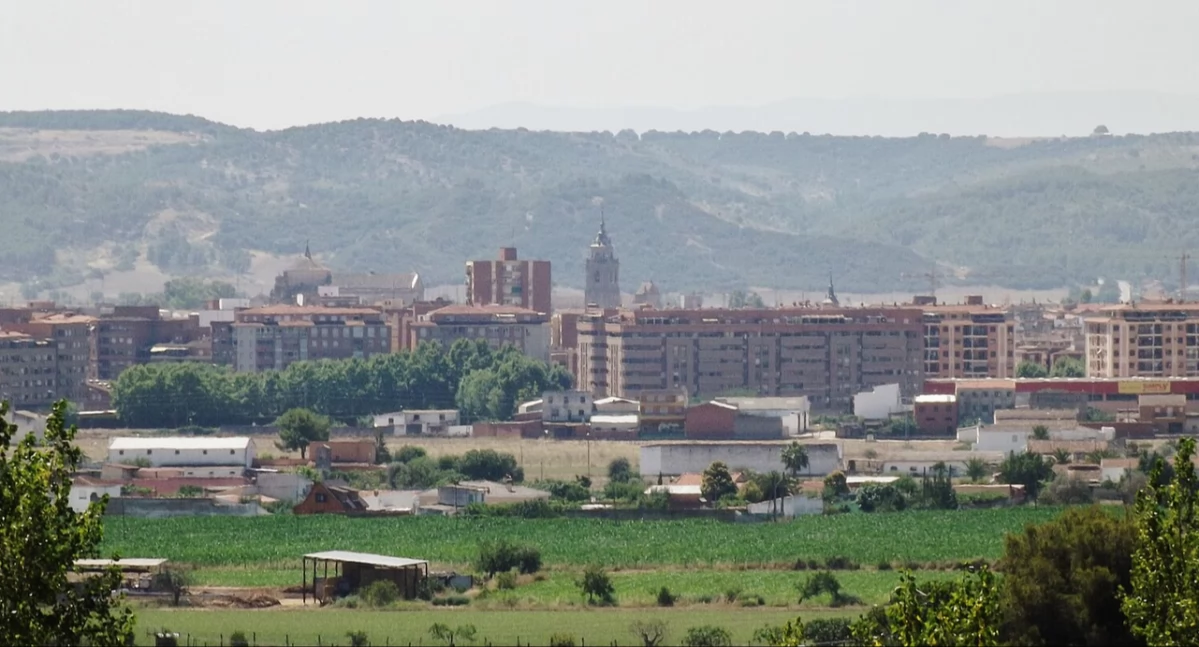 Talavera de le Reina. Zdrzódło: https://pl.wikipedia.org/wiki/Talavera_de_la_Reina#/media/Plik:Vista_de_Talavera_de_la_Reina.JPG