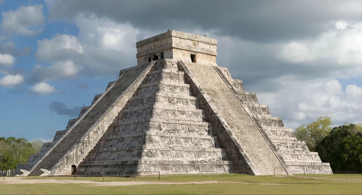 https://pl.wikipedia.org/wiki/Chich%C3%A9n_Itz%C3%A1#/media/Plik:El_Castillo_Stitch_2008_Edit_1.jpg