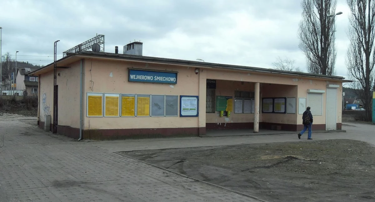 https://pl.wikipedia.org/wiki/Wejherowo_%C5%9Amiechowo#/media/Plik:Przystanek_kolejowy_Wejherowo_%C5%9Amiechowo.JPG
