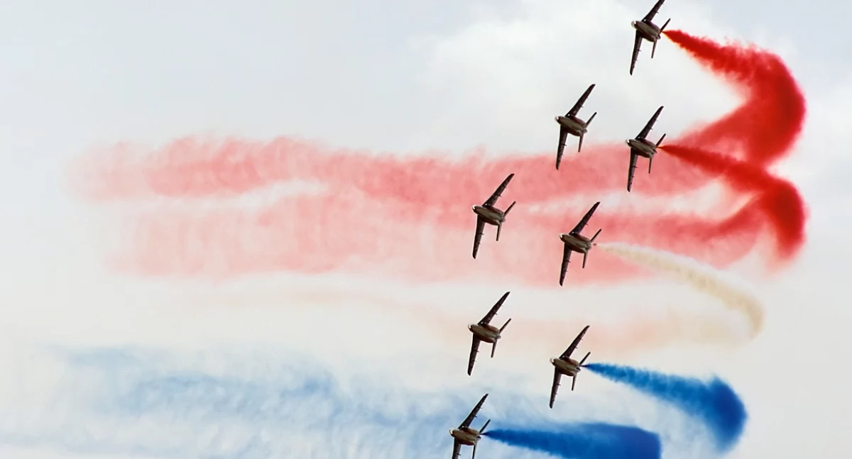 https://pl.wikipedia.org/wiki/Patrouille_de_France#/media/Plik:Patrouille_de_France,_French_tricolor_turn,_Radom_AirShow_2005,_Poland.jpg