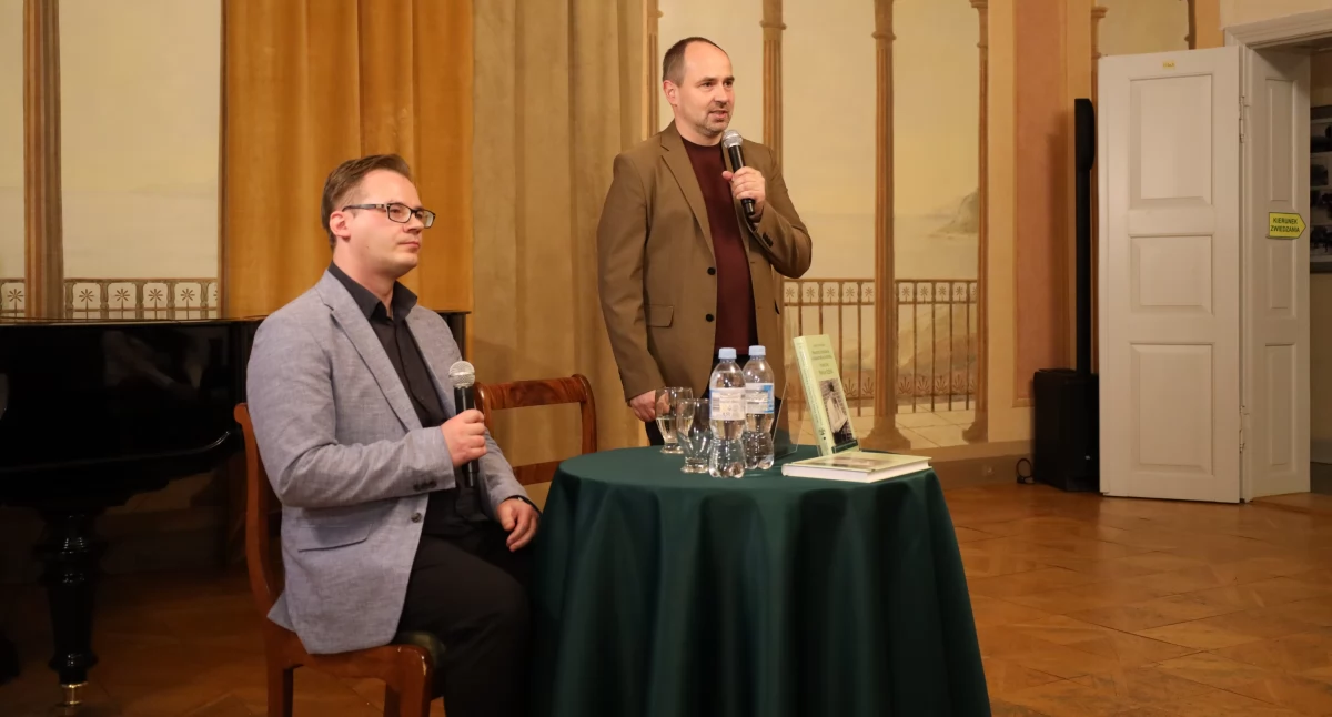Z Kaszëb, Promòcjô ksążczi Szefce - zdjęcie, fotografia