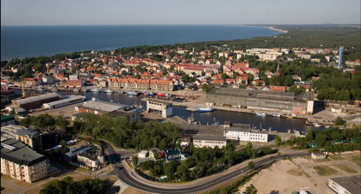 Ùstka mòże sã stac wikszô. Zdrzódło: www.slupczewski.pl, Michał Słupczewski - Fotografia Lotnicza; https://pl.wikipedia.org/wiki/Ustka#/media/Plik:Ustka_z_lotu_ptaka_IMG_6828.jpg