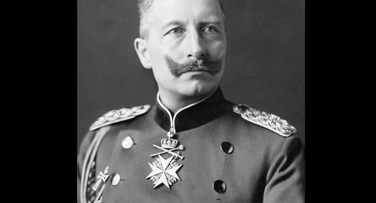 Césôrz Niemców Wilem II. Òdj. https://pl.wikipedia.org/wiki/Hohenzollernowie#/media/Plik:Kaiser_Wilhelm_II_of_Germany_-_1902.jpg
