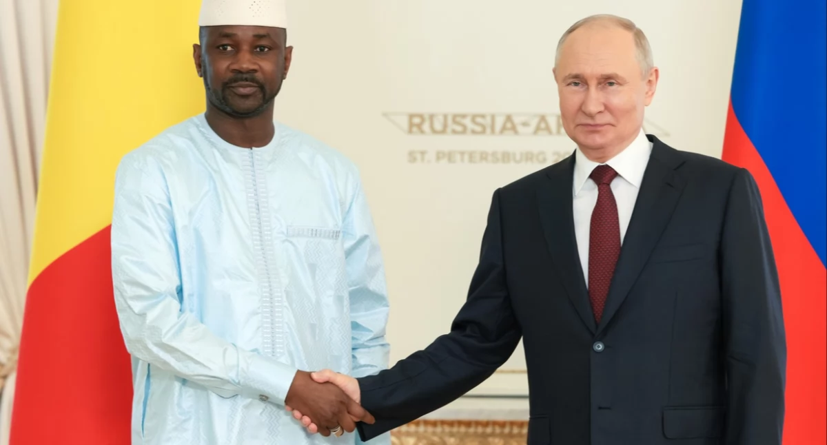 Assimi Goita i Władimir Pùtin. https://en.wikipedia.org/wiki/Assimi_Go%C3%AFta#/media/File:Assimi_Go%C3%AFta_with_Russian_president_Vladimir_Putin_July_2023.jpg