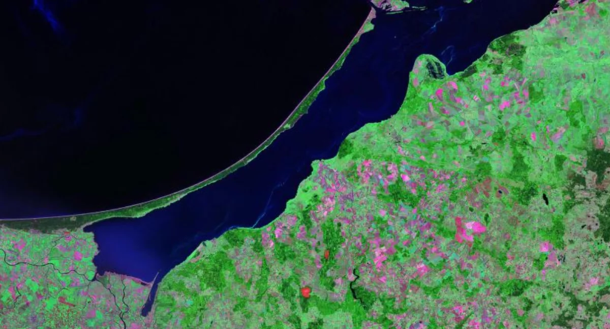 Satelitarny òdjimk Landsat; https://pl.wikipedia.org/wiki/Zalew_Wi%C5%9Blany#/media/Plik:Vistula_Lagoon.jpg