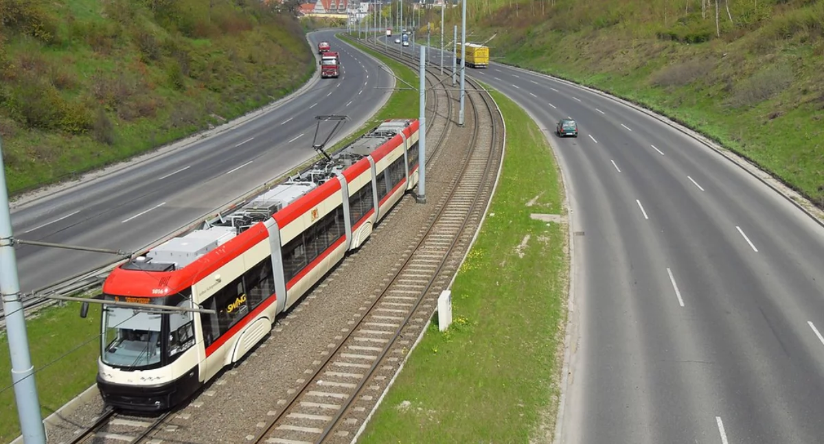Artur Andrzej; https://pl.wikipedia.org/wiki/Tramwaje_w_Gda%C5%84sku#/media/Plik:Gda%C5%84sk_Trasa_W-Z_na_granicy_Che%C5%82mu_i_Siedlec.jpg