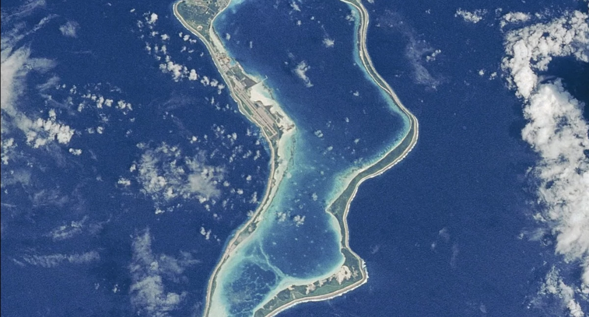 Diego Garcia widzóny z satelitë; https://pl.wikipedia.org/wiki/Czagos#/media/Plik:Nasa_diego_garcia.jpg