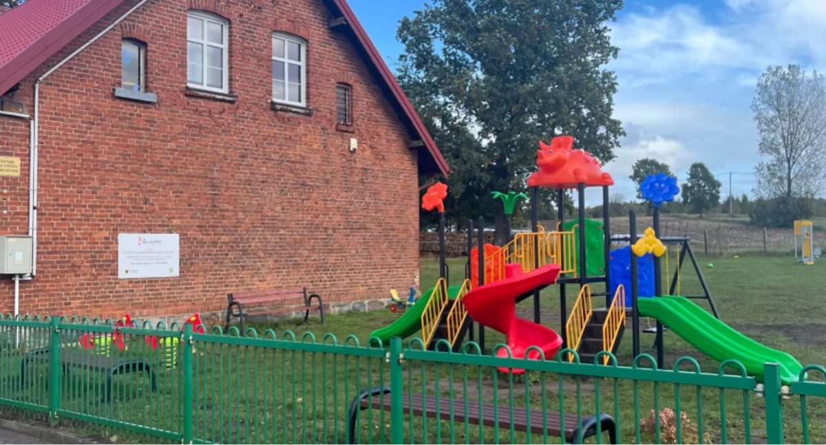 Jedna z inwestycjów w òbrëmim Aktiwnégò Pòmòrsczégò Szôłtëstwa: jigrowi plac w Kãtrzënie. Òdj. mat UMWP