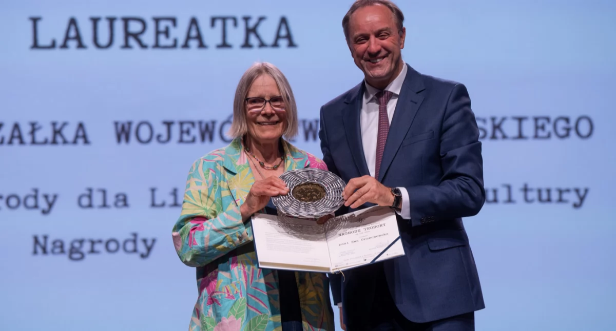 Éwa Òrzechòwskô i marszôłk Mieczisłôw Struk; https://pomorskie.eu/znamy-juz-pierwsze-osoby-wyroznione-nagroda-teodory-to-liderki-pomorskiej-kultury/