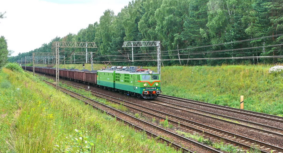 Pòzdrzatkòwi òdjimk; aùtór: Kruczek; zdrzódło: https://pl.wikipedia.org/wiki/Poci%C4%85g_towarowy#/media/Plik:Bydgoszcz_Rynkowo_ET42-001.jpg