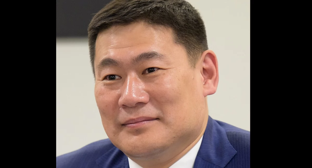 Luwsannamsrajn Òjun–Erdene; https://pl.wikipedia.org/wiki/Luvsannamsrain_Oyun-Erdene#/media/Plik:Prime_Minister_Oyun-Erdene_Luvsannamsrai_of_Mongolia_discussed_space_cooperation_with_NASA_at_a_meeting_on_4_August_2023_at_the_NASA_Headquarters_in_Washington,_D.C._(cropped).jpg
