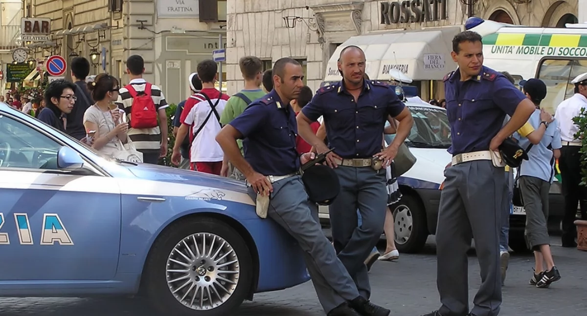 Italskô pòlicjô w Rzimie. Pòzdrzatkòwi òdjimk. Photographed by Adrian Pingstone; https://pl.wikipedia.org/wiki/Polizia_di_Stato#/media/Plik:Polizia.di.stato.arp.jpg