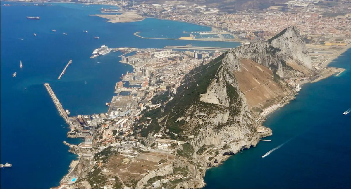 Gibraltar. Steve - Flickr; zdrzódło: https://pl.wikipedia.org/wiki/Gibraltar#/media/Plik:Gibraltar_aerial_view_looking_northwest.jpg