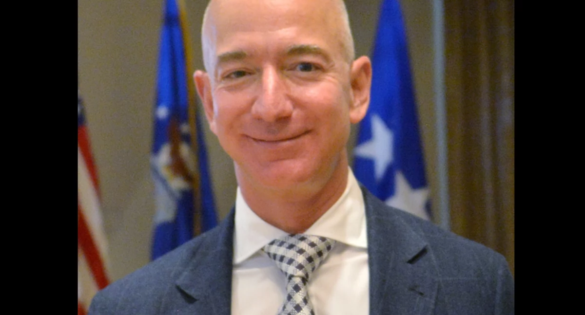 https://pl.wikipedia.org/wiki/Jeff_Bezos#/media/Plik:Jeff_Bezos_visits_LAAFB_SMC_(3908618)_(cropped).jpeg