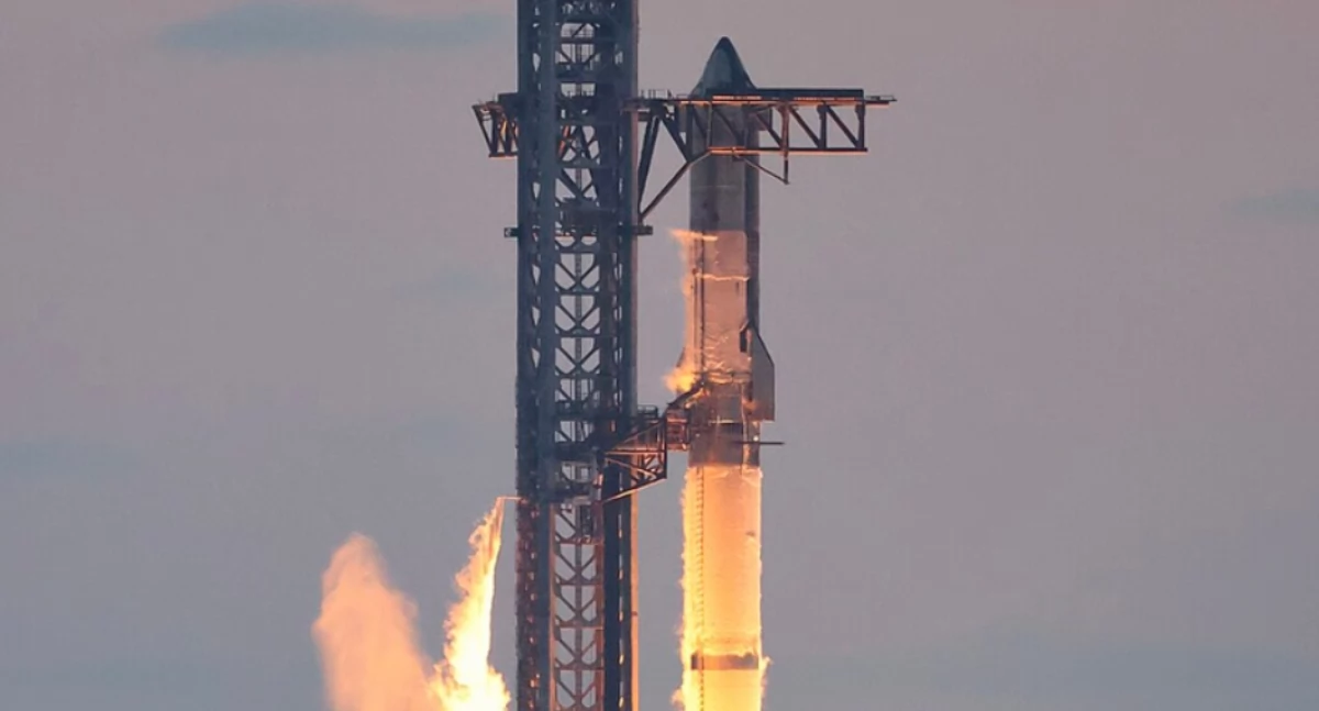 Steve Jurvetson - Flickr; zdrzódło: https://pl.wikipedia.org/wiki/Starship#/media/Plik:SpaceX_Starship_ignition_during_IFT-5.jpg