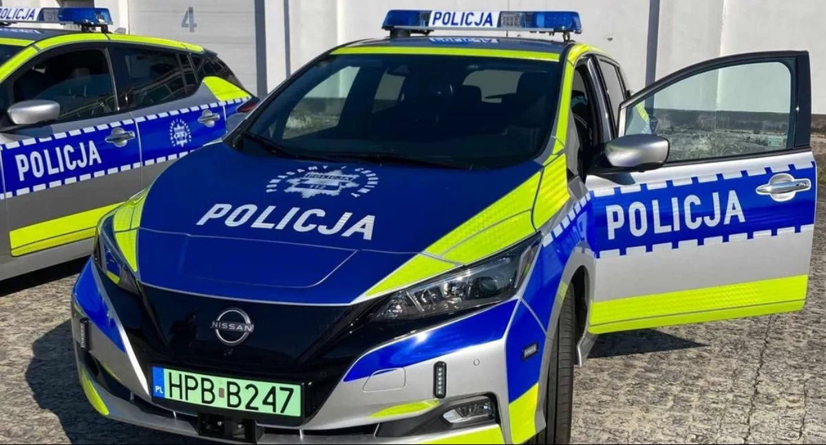 Pòzdrzatkòwi òdjimk. https://strzelin.policja.gov.pl/dst/aktualnosci/bieza/98117,Nowy-oznakowany-radiowoz-z-napedem-elektrycznym-na-wyposazeniu-strzelinskiej-Pol.html