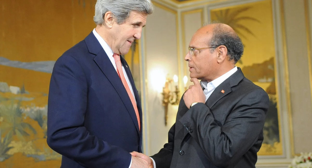 John Kerry i Moncef Marzouki. https://pl.wikipedia.org/wiki/Al-Munsif_al-Marzuki#/media/Plik:Mazouki_and_Kerry.jpg