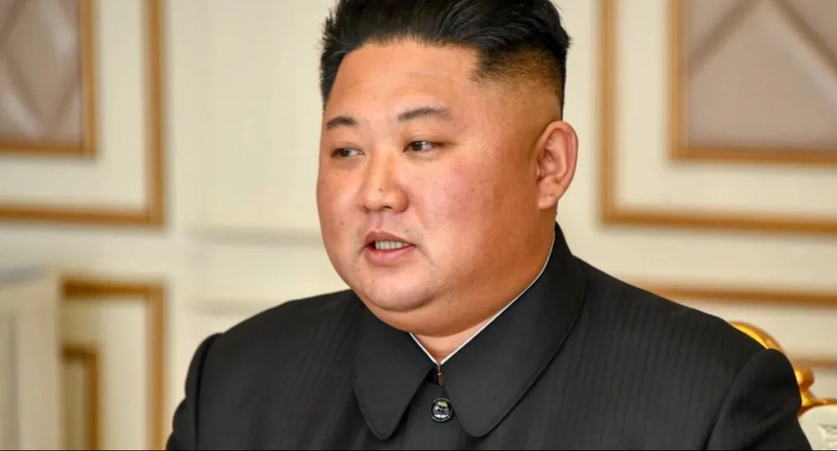 Kim Dzong Un. Òdj. U.S. Department of State from United States - Secretary Pompeo and Chairman Kim Attend Working Lunch in Pyongyang, zdrzódło: https://commons.wikimedia.org/w/index.php?curid=73451755