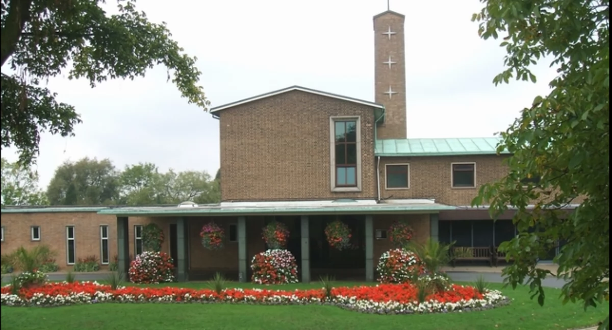 Pòzdrzatkòwi òdjimk. Jedno z krematoriów we Wiôldżi Britanie. Òdj. John M. Zdrzódło: https://pl.wikipedia.org/wiki/Krematorium#/media/Plik:Bushbury_Crematorium_-_geograph.org.uk_-_259876.jpg