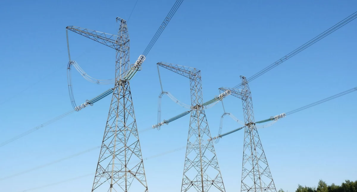 Pòzdrzatkòwi òdjimk. Aùtór: Matchmielu; zdrzódło: https://pl.wikipedia.org/wiki/Infrastruktura_energetyczna#/media/Plik:S%C5%82up_naro%C5%BCny_linii_750_kV.JPG