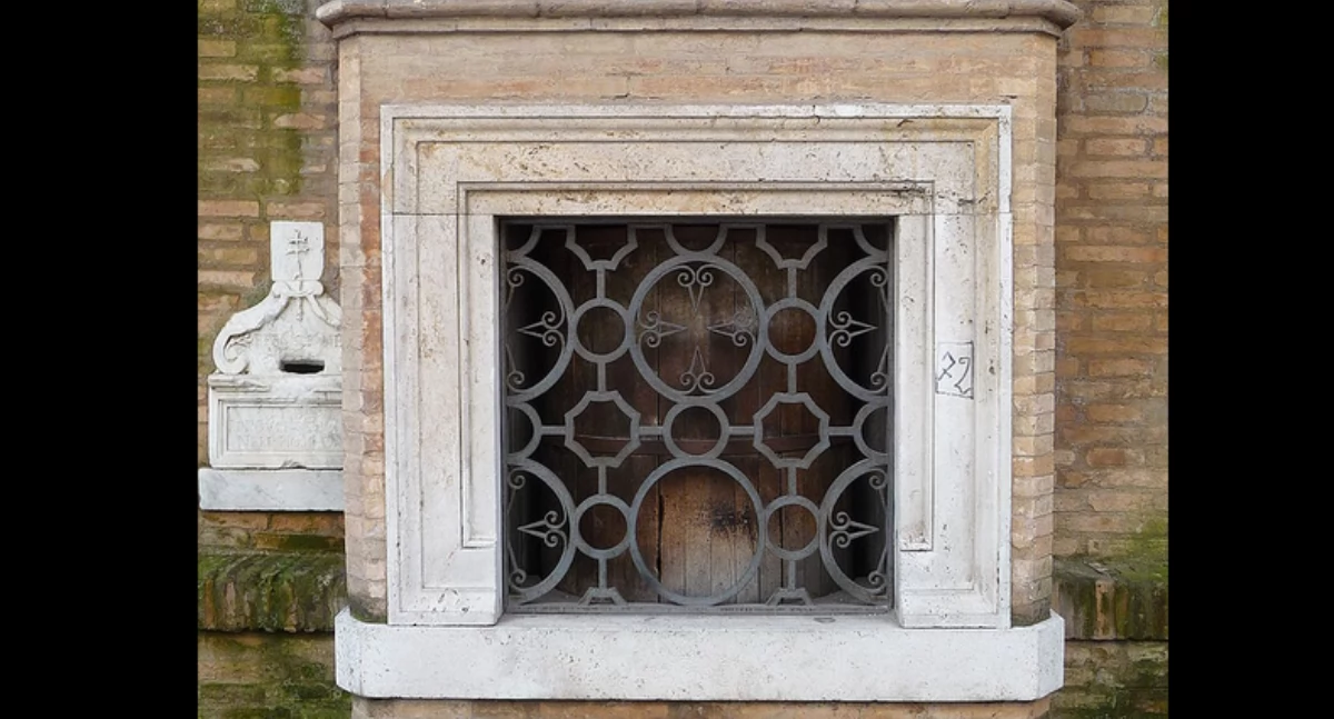 Nôstarszé òkno żëcégò (Santo Spirito in Sassia). Aùtór: Warburg; zdrzódło: https://pl.wikipedia.org/wiki/Okno_%C5%BCycia#/media/Plik:Roma_S_spirito_in_S_(45).JPG
