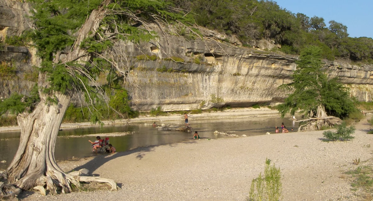 Rzéka Gùadalupe; aùtór: Larry D. Moore; zdrzódło: https://pl.wikipedia.org/wiki/Guadalupe_(rzeka)#/media/Plik:Guadalupe_river_state_park_bluff.jpg
