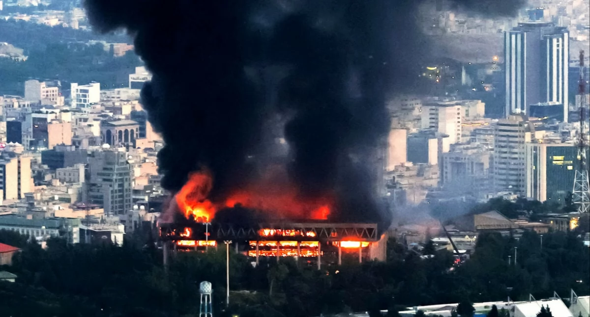 Aùtór: Avash Media; https://pl.wikipedia.org/wiki/Wojna_izraelsko-ira%C5%84ska#/media/Plik:Attack_on_IRIBs_Live_News_Broadcasting_Studio_02_(2).jpg