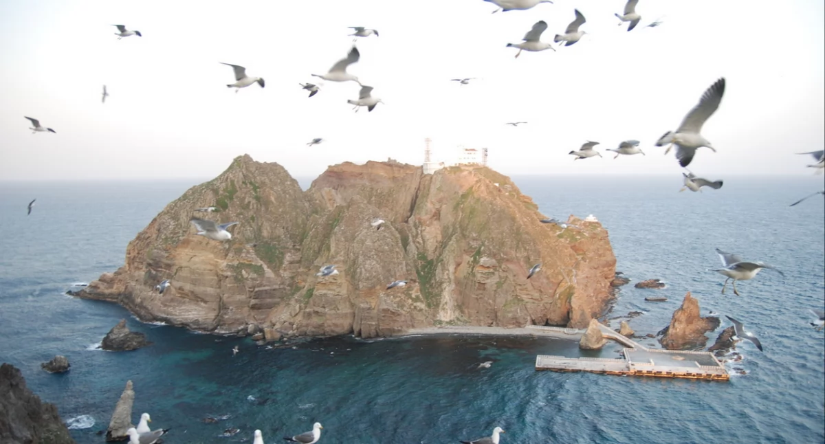 Ulleungdont - http://www.dokdo-takeshima.com/gallery-2; zdrzódło: https://en.wikipedia.org/wiki/Liancourt_Rocks#/media/File:Dokdo-East-Isle.JPG