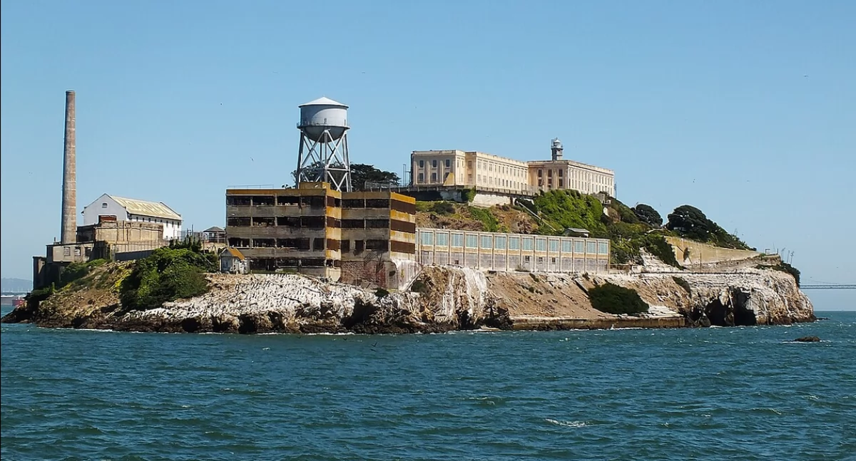 Aùtór: AramilFeraxa; zdrzódło: https://pl.wikipedia.org/wiki/Alcatraz#/media/Plik:Alcatraz_seen_from_coast.jpg
