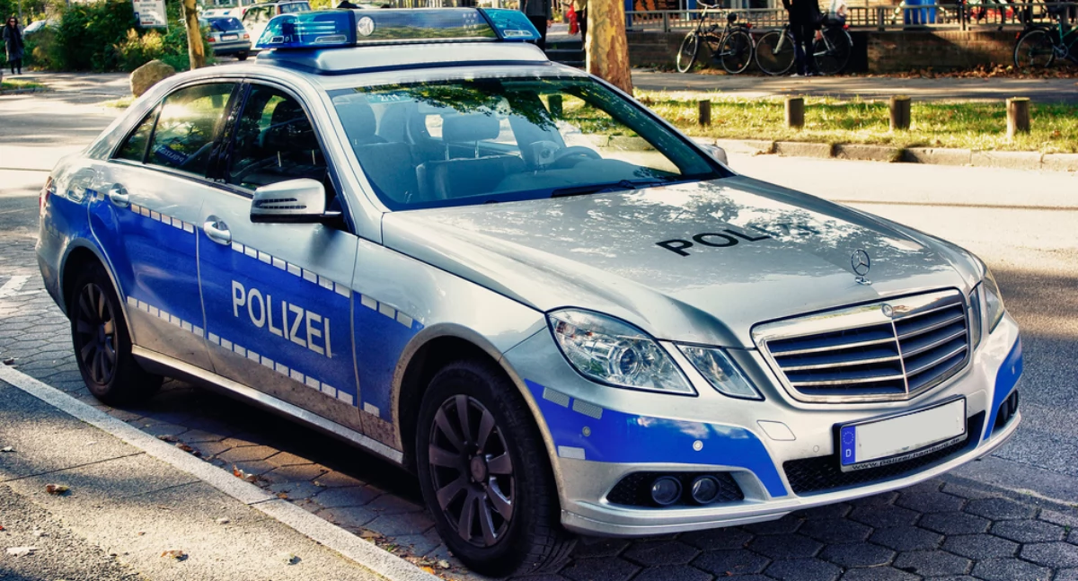 Aùtór: OlliFoolish; zdrzódło: https://pl.wikipedia.org/wiki/Policja_w_Niemczech#/media/Plik:Mercedes_Benz_W_212_Polizei_Hamburg.jpg