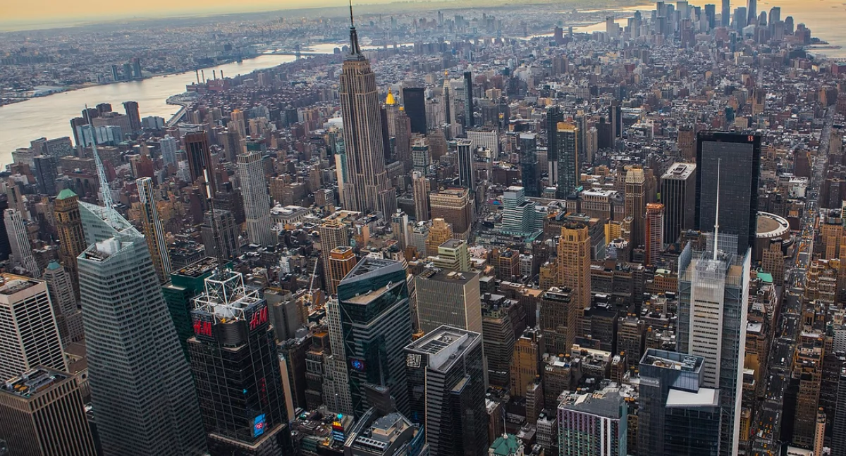 Manhattan. Aùtór: Anthony Quintano; zdrzódło: https://en.wikipedia.org/wiki/Manhattan#/media/File:Above_Gotham.jpg